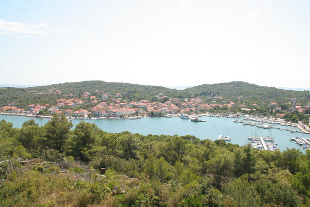 Pogled na Kukljico z vzpetine nad krajem