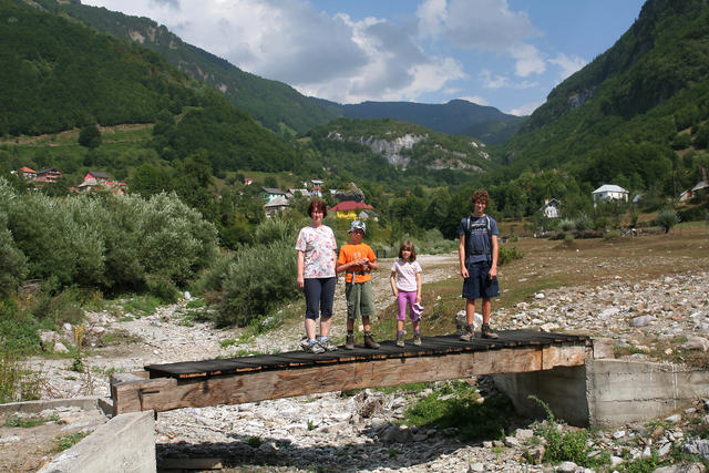 Zadaj je Vusanje, zadnji kraj pred vstopom v dolino. Naslednji kraji so že v Albaniji. 