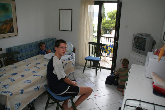 Lepo opremljena kuhinja