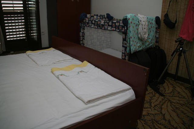 Postelja ima stranico - slabo za ljudi, daljše od 190cm