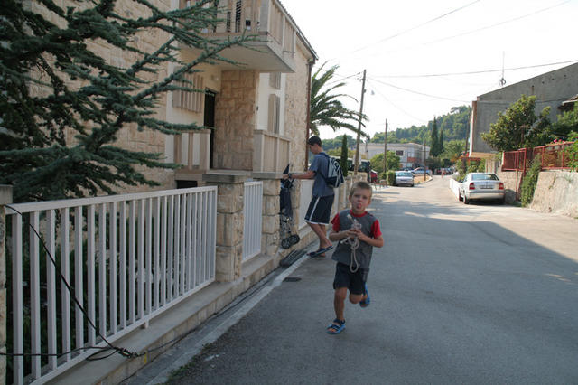 Ulica, po kateri se pride do hiše - je kar ozko, kot vse ostale